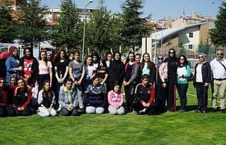 Öğrenciler özel insanlarla birlikte spor yaptı