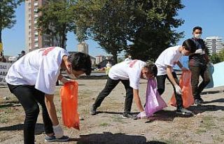 Öğrenciler sokak sokak gezip çöp topladı