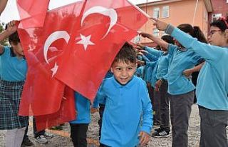 Öğrenciler Türk bayrağı altında okula girdi