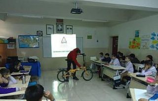 Öğrencilere trafikte bisiklet kullanımı eğitimi