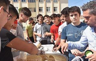 Öğrencilerin aşure kuyruğu