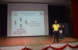 Öğretmenlere trafik eğitimi verildi