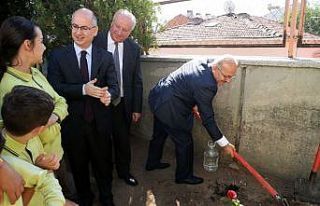 Okul bahçesine gül diktiler