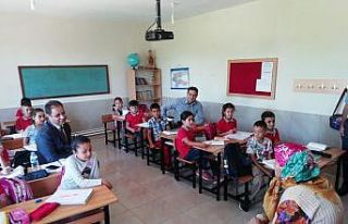 Okullara yardım yapan hayırsever kadına plaketli...