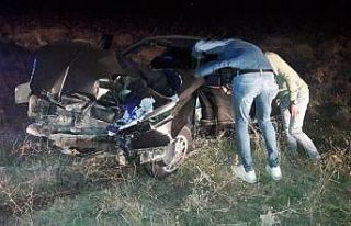 Otomobil bariyerlere çarptı, imdatlarına itfaiye...