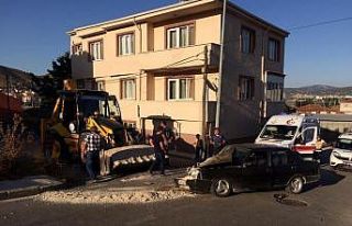 Otomobil ile iş makinası çarpıştı; 1 yaralı