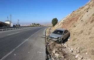 Otomobil şarampole devrildi: 1 Yaralı