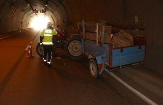 Otomobilin çarptığı traktörden düşen yolcu...