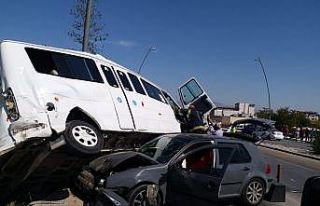 Otomobilin minibüsün altına girdiği kazada 2 kişi...