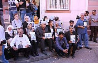 Oturma eylemindeki ailelerden siyasi partilerin il...