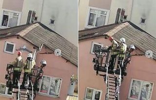 (Özel) Çatıdaki ipe ayağı takılan martıyı...