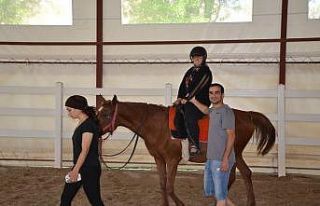 Özel çocuklar at çiftliğini gezdi