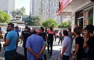 (Özel) Esenyurt’ta komşular birbirine girdi, genç...