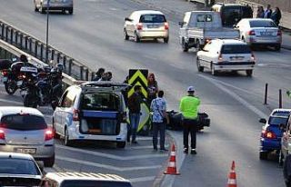 (Özel) Eşinin kullandığı motosiklete otomobil...