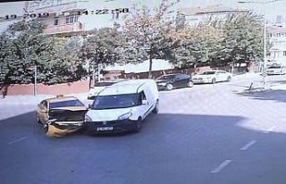 (ÖZEL) Taksi ile hafif ticari araç kafa kafaya çarpıştı:...