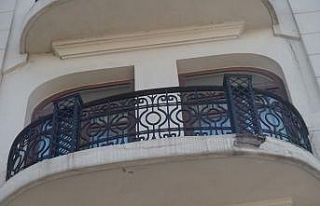 (Özel) Taksim’de bir binadan kopan parça yoldan...