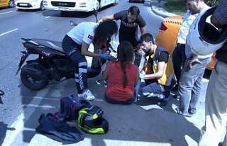 (Özel) Taksiyle çarpışan motosikletli kadın,...