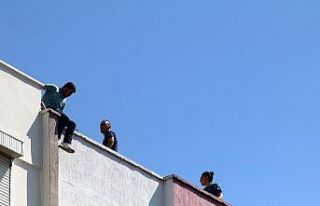 Parasını alamayınca çatıya çıktı