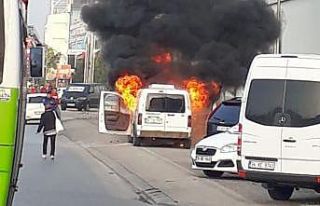 Park halindeki araç alev alev yandı