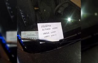 Park halindeki aracın camına bu notu yazdılar