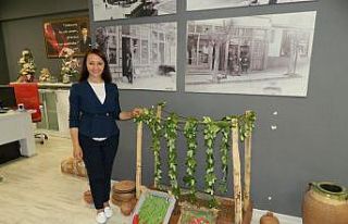 Pazaryeri’nin ürünlerini makamında sergileyip...