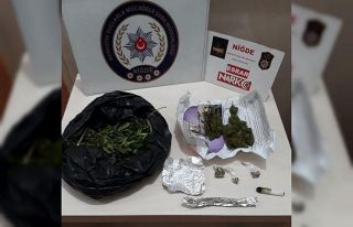 Polisin durduğu araçtan uyuşturucu çıktı