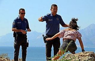 Polisin falezlerde alkollü kadınla imtihanı