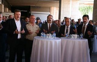 Polisler vatandaşlara kendi elleriyle aşure dağıttı