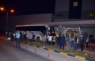 Psikolojik sorunu olan yolcunun krizi tuttu, otobüs...