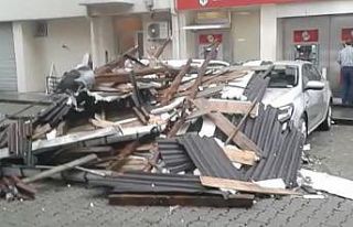 Rize’de fırtına çatıyı uçurdu, 4 araç zarar...