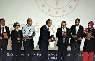 Sağlık Bakan Yardımcısından Bahçacı’ya plaket