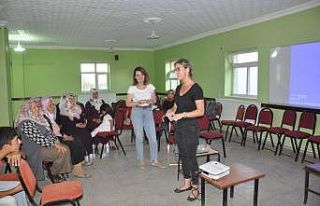 Sağlıkçılardan kadınlara seminer