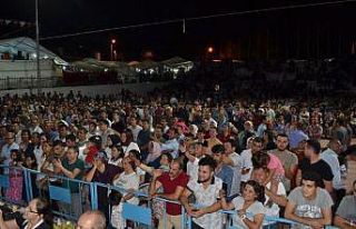 Sahneden atılan ceketi paylaşamadılar