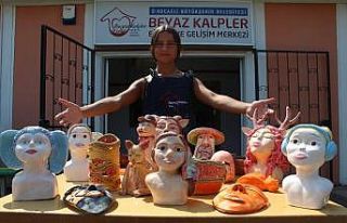 Seramik sanatıyla hayata bağlandı, eserleri ile...