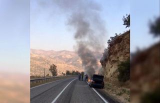 Seyir halindeki otomobil alev alev yandı