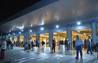 Sezonun ilk avından dönen balıkçıları, İstanbul...