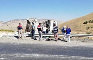 Siirt’te kamyon devrildi: 3 yaralı