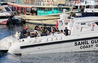 Şişme botla ölüm yolculuğuna çıkan göçmenler...