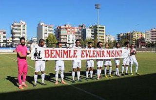 Stadyumda 2 bin kişinin önünde "Benimle evlenir...