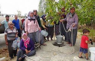 Su sıkıntısı çeken köylüler taşıma su ile...
