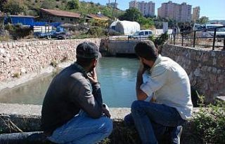 Sulama kanalına düşen işçi koybuldu