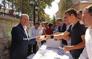 Sungurlu Belediyesi aşure dağıttı