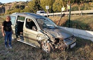 Takla atan hafif ticari araç demiryoluna yuvarlandı:...