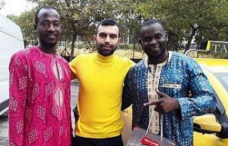 Taksisinde unutulan döviz dolu çantayı turistlere...