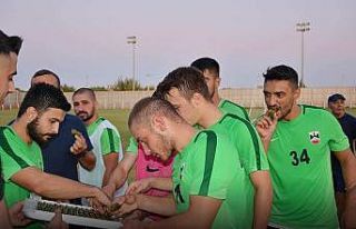 Taraftarlardan futbolculara tatlı ikramı
