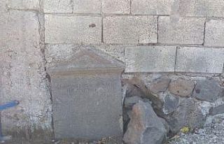 Tarihi mezar taşından duvar yaptı, tesadüfen fark...