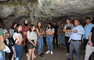 Tarsus’ta üniversiteye kayıt yaptıran öğrencilere...