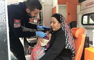 Ticari araç saman kamyonu ile çarpıştı, 6 kişi...