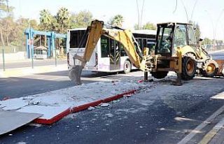 Tır üzerindeki trafo üst geçide takıldı