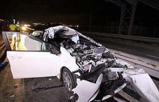 Tırın altına giren otomobildeki çift ağır yaralandı